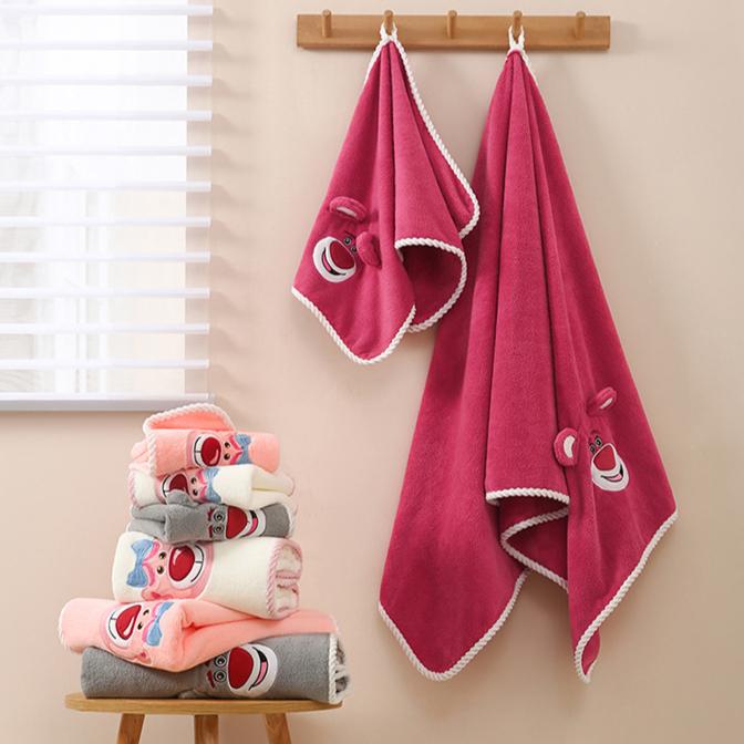 Полотенце Coral Velvet Strawberry Bear, впитывающее полотенце с милым рисунком, бытовое полотенце для мытья лица для взрослых и детей
Полотенце Coral Velvet Strawberry Bear, впитывающее полотенце с милым рисунком, бытовое полотенце для мытья лица для взрослых и детей