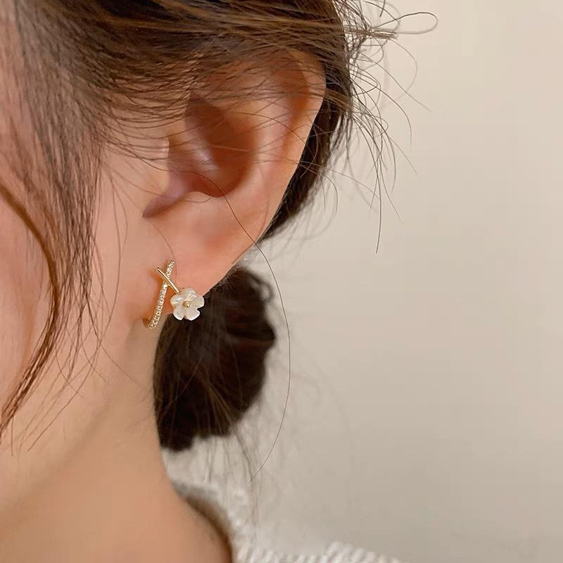 Delicate little white flower ear clips, advanced sense without ear piercings, female sweet mosquito coil disc earrings, temperament wind stud earrings
Delicate little white flower ear clips, advanced sense without ear piercings, female sweet mosquito coil disc earrings, temperament wind stud earrings