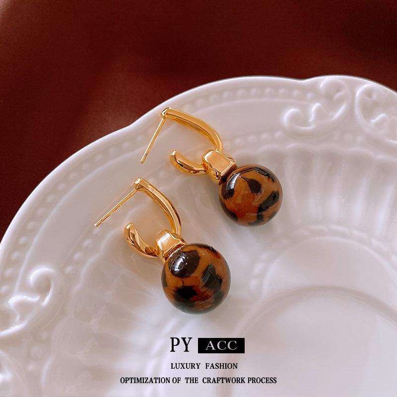 Gold-Plated Leopard Print Silver Stud Earrings - Vintage, Stylish, Versatile Design
Gold-Plated Leopard Print Silver Stud Earrings - Vintage, Stylish, Versatile Design