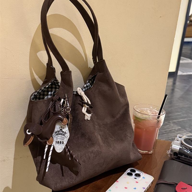 Autumn and winter new deerskin fleece shoulder bag high value French versatile suede tote bag temperament women s bag
Autumn and winter new deerskin fleece shoulder bag high value French versatile suede tote bag temperament women s bag