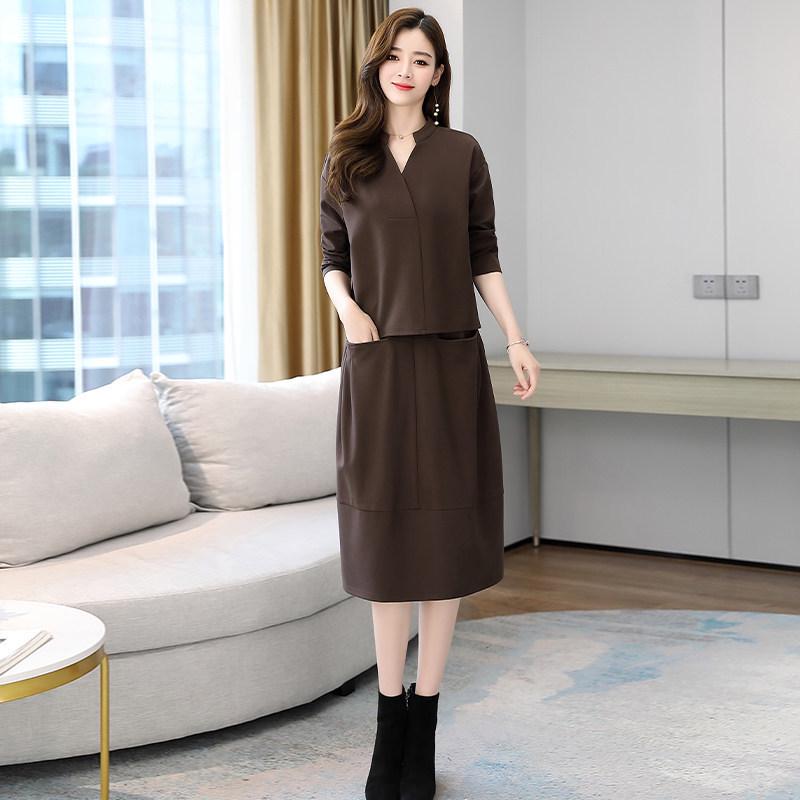 Модный женский костюм-двойка на осень 2024 года — повседневный комплект из платья и юбки в западном стиле для женщин M коричневый
Модный женский костюм-двойка на осень 2024 года — повседневный комплект из платья и юбки в западном стиле для женщин M коричневый