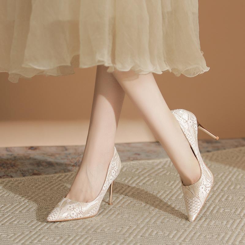 09-29 Small embroidered wedding shoes Xiuhe wedding dress two wear women s high-end pointed head not tired feet French high heels 33
09-29 Small embroidered wedding shoes Xiuhe wedding dress two wear women s high-end pointed head not tired feet French high heels 33