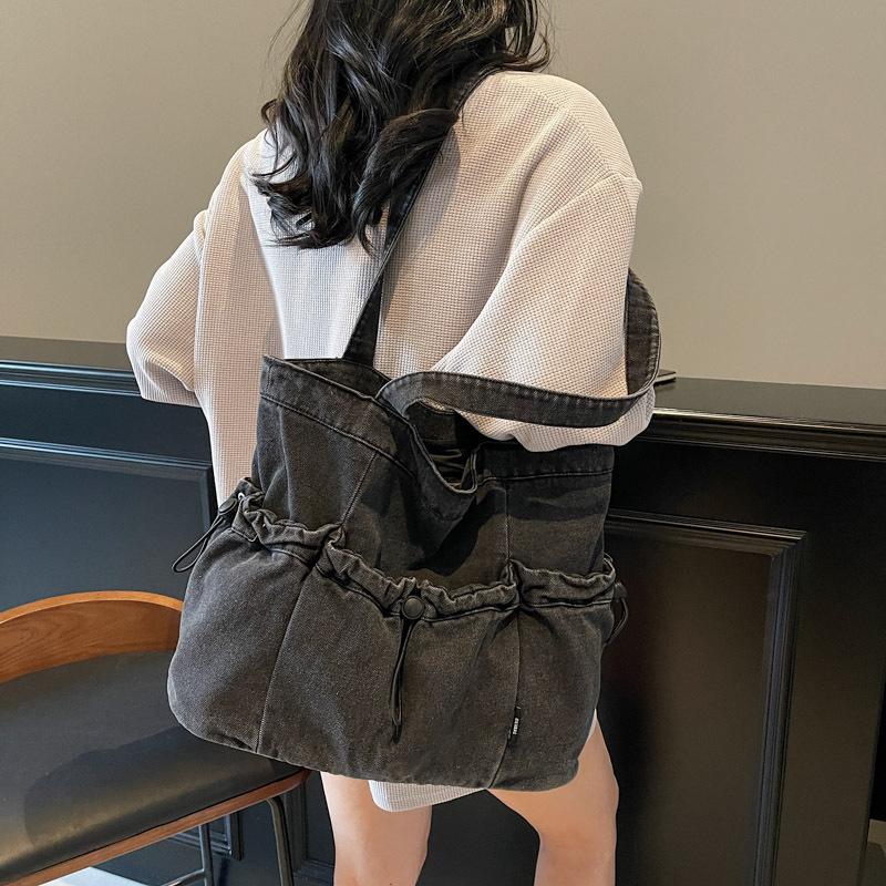 Large capacity denim canvas tote bag women s 2025 new summer leisure shoulder bag pleated college student class bag темно-синього кольору
Large capacity denim canvas tote bag women s 2025 new summer leisure shoulder bag pleated college student class bag темно-синього кольору