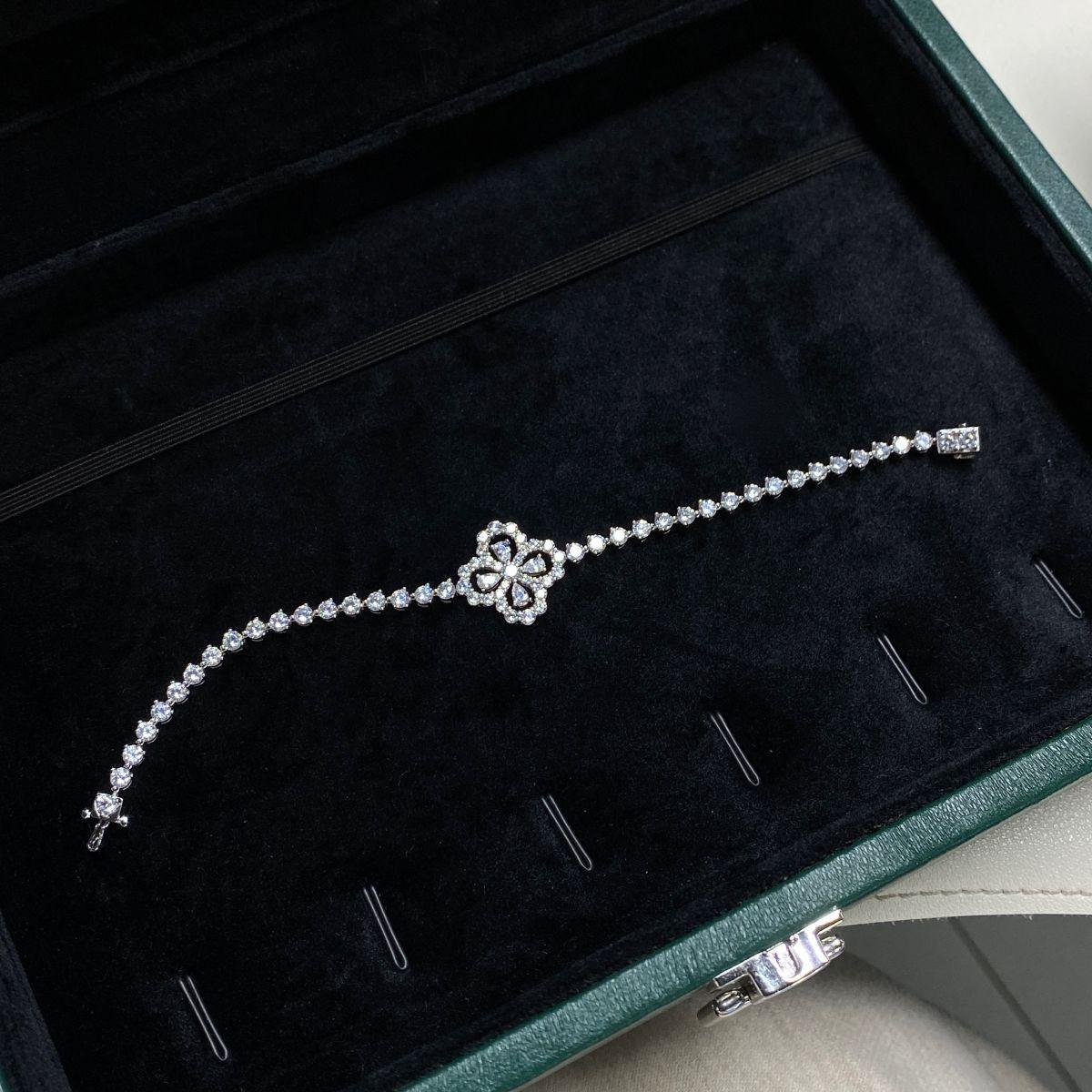 S925 Sterling Silver Four-Leaf Clover Bracelet with Pear-Shaped Drops - Women s Stylish and Versatile High-End Design 16CM
S925 Sterling Silver Four-Leaf Clover Bracelet with Pear-Shaped Drops - Women s Stylish and Versatile High-End Design 16CM