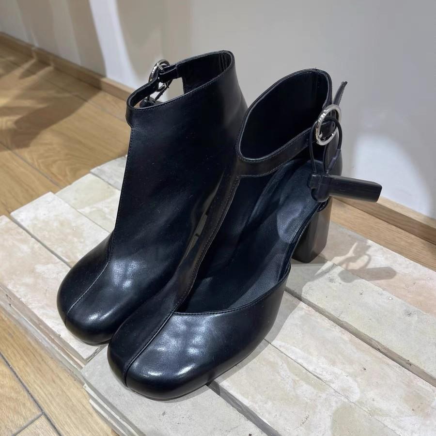 French retro thick heel hollow short boots women s summer versatile ankle thin boots round head high heel cool boots 35
French retro thick heel hollow short boots women s summer versatile ankle thin boots round head high heel cool boots 35