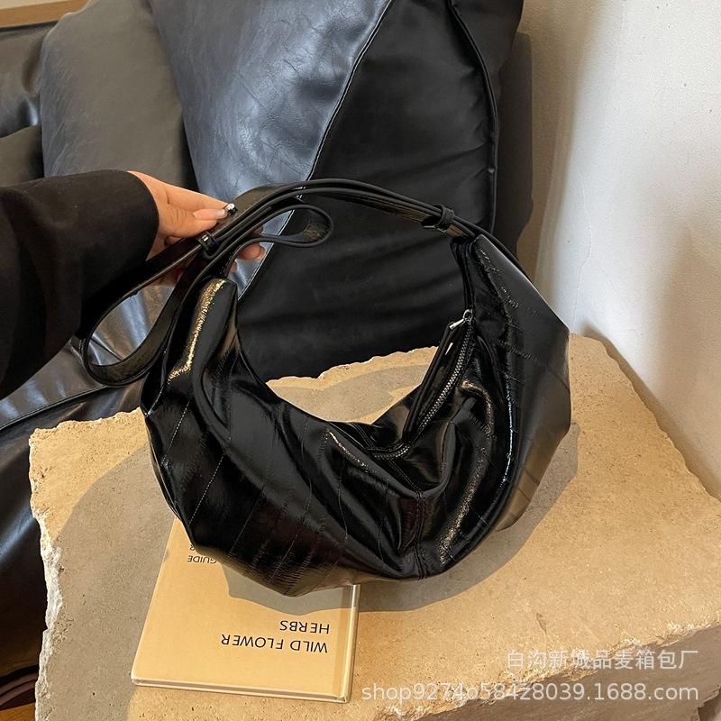 Soft leather dumpling bag women s 2025 summer new casual lazy wind large capacity shoulder messenger bag trend
Soft leather dumpling bag women s 2025 summer new casual lazy wind large capacity shoulder messenger bag trend
