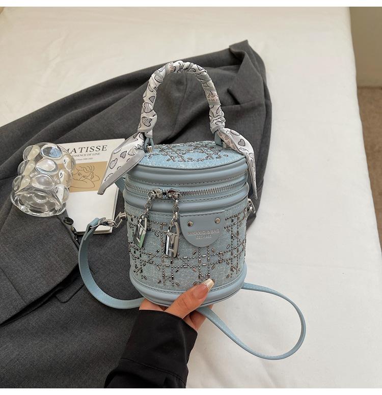 Нишевая простая высококлассная сумка-цилиндр 2025 новая темпераментная универсальная наплечная сумка-мессенджер в иностранном стиле сумка-ведро тренд синий
Нишевая простая высококлассная сумка-цилиндр 2025 новая темпераментная универсальная наплечная сумка-мессенджер в иностранном стиле сумка-ведро тренд синий