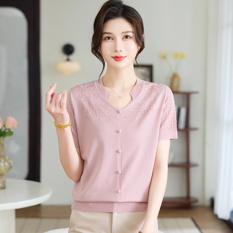 Mom s Chic Summer Knit Top with Frog Buttons - Youthful Short-Sleeved T-Shirt for Middle-Aged and Elderly Women 110 (recommended for 45-55 kg)
Mom s Chic Summer Knit Top with Frog Buttons - Youthful Short-Sleeved T-Shirt for Middle-Aged and Elderly Women 110 (recommended for 45-55 kg)