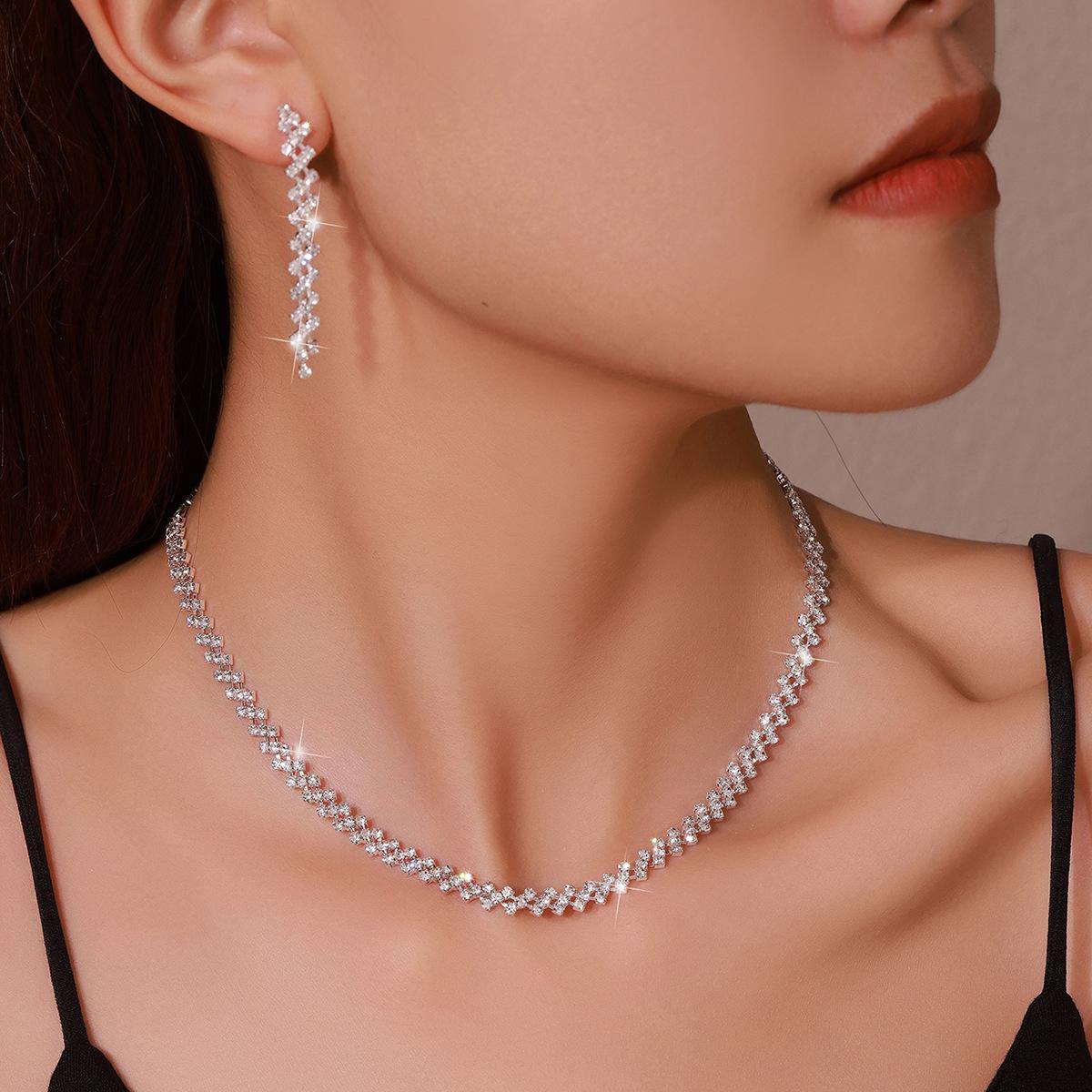 A Set of Jewelry, Exaggerated Necklace, Exquisite Necklace, Exaggerated Earring Set, Necklace, Dinner Accessories 38CM серебряный
A Set of Jewelry, Exaggerated Necklace, Exquisite Necklace, Exaggerated Earring Set, Necklace, Dinner Accessories 38CM серебряный