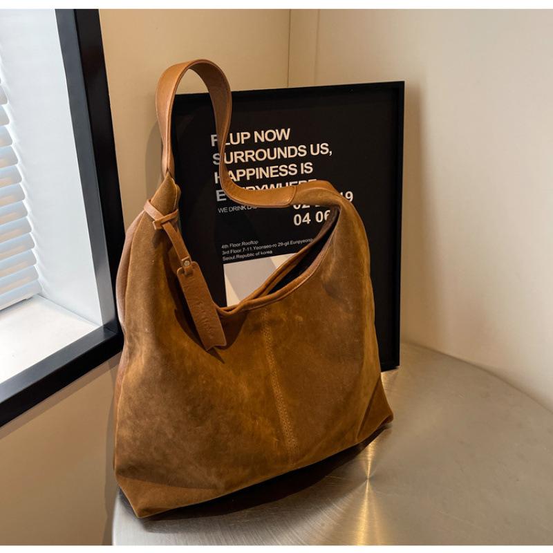 2025 new large-capacity portable shoulder bag, underarm bag, retro niche commuter bag, versatile tote bucket women s bag
2025 new large-capacity portable shoulder bag, underarm bag, retro niche commuter bag, versatile tote bucket women s bag