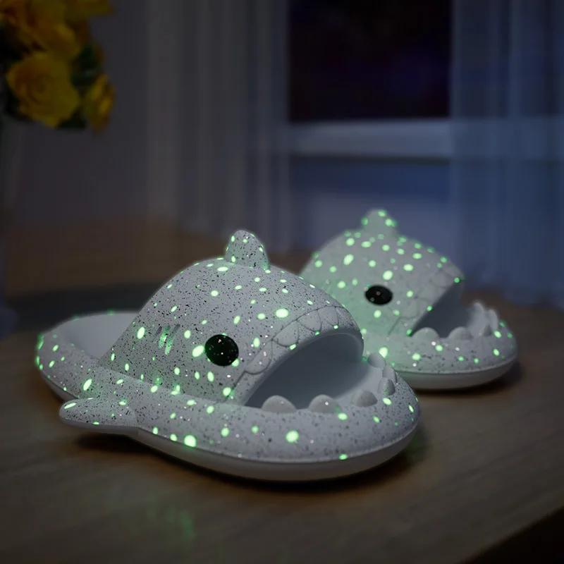 модные светящиеся тапочки Shark модные женские домашние тапочки милые мужские летние пляжные тапочки ночные светящиеся парные сандалии с рисунком 36-37
модные светящиеся тапочки Shark модные женские домашние тапочки милые мужские летние пляжные тапочки ночные светящиеся парные сандалии с рисунком 36-37