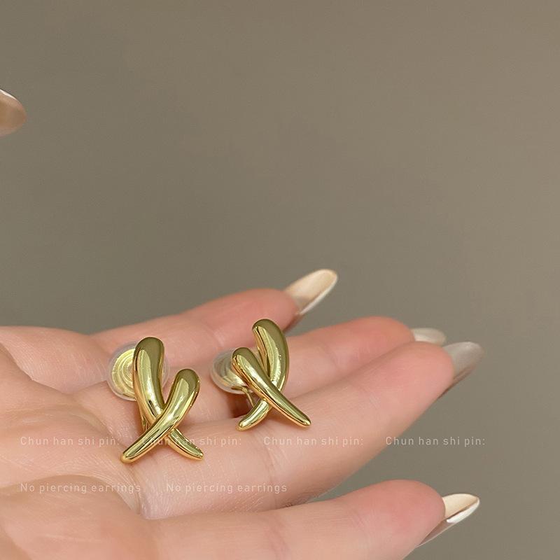 Gold cross without ear piercings, ear clips, mosquito coil disc, versatile earrings, light luxury, high-end sense, fashionable metal stud earrings
Gold cross without ear piercings, ear clips, mosquito coil disc, versatile earrings, light luxury, high-end sense, fashionable metal stud earrings