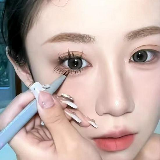 Ultra-Fine Double-Claw Eyeliner Pen: Long-Lasting, Multi-Functional for Eyelashes, Under-Eye Bags, and Eyebrows.
Ultra-Fine Double-Claw Eyeliner Pen: Long-Lasting, Multi-Functional for Eyelashes, Under-Eye Bags, and Eyebrows.
