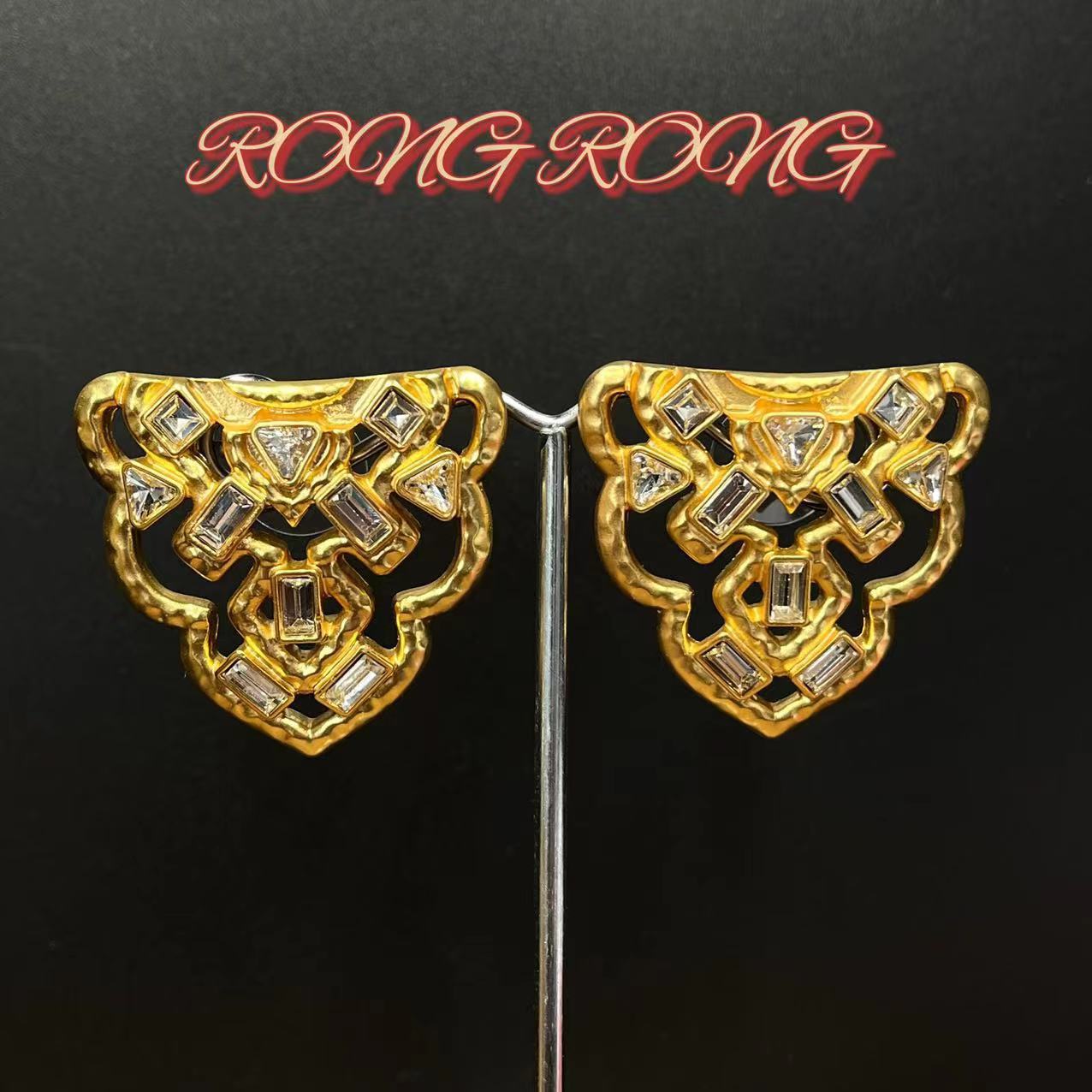Vintage Gold-plated Hollowed Out Palace Style Studded Earrings With A Light Luxury Fragrance Exaggerated Design
Vintage Gold-plated Hollowed Out Palace Style Studded Earrings With A Light Luxury Fragrance Exaggerated Design
