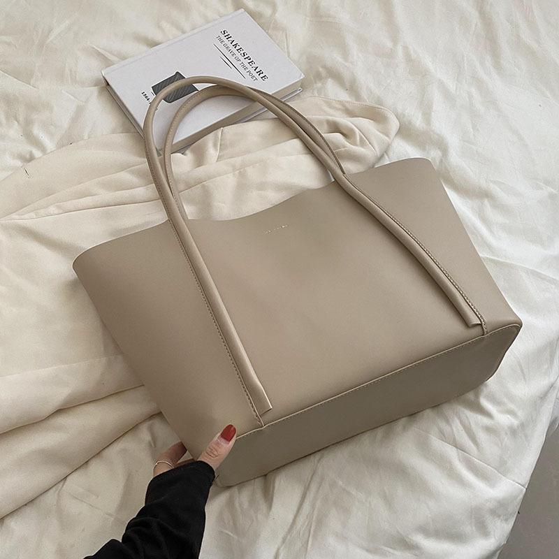 Ретро деловая сумка высокого класса большая женская 2025 новая осенне-зимняя модная универсальная сумка-тоут большая вместительная сумка через плечо 34*15*31
Ретро деловая сумка высокого класса большая женская 2025 новая осенне-зимняя модная универсальная сумка-тоут большая вместительная сумка через плечо 34*15*31