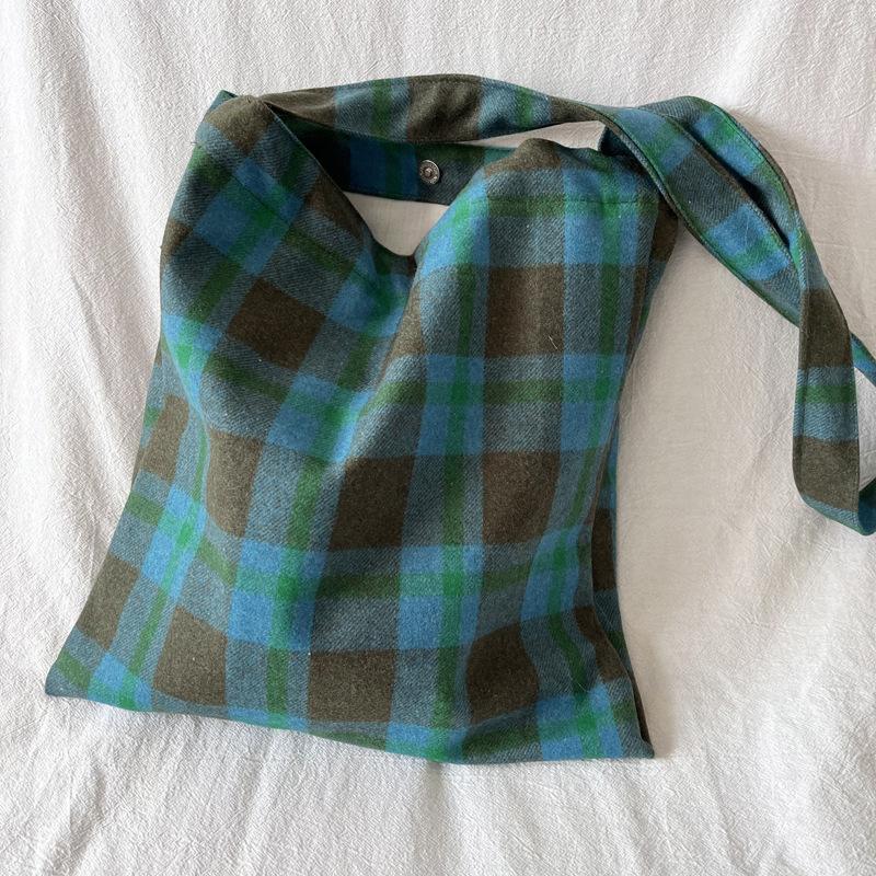 Autumn and winter new warm French woolen plaid shoulder bag, sunflower green contrasting color retro niche hand carry messenger bag
Autumn and winter new warm French woolen plaid shoulder bag, sunflower green contrasting color retro niche hand carry messenger bag