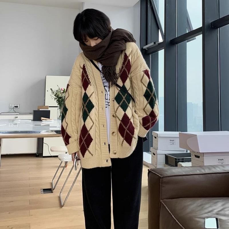 Вязаный кардиган с V-образным вырезом и узором в виде аргайла, женский простой универсальный женский свитер, пальто, осень-зима, повседневный шикарный топ XL
Вязаный кардиган с V-образным вырезом и узором в виде аргайла, женский простой универсальный женский свитер, пальто, осень-зима, повседневный шикарный топ XL