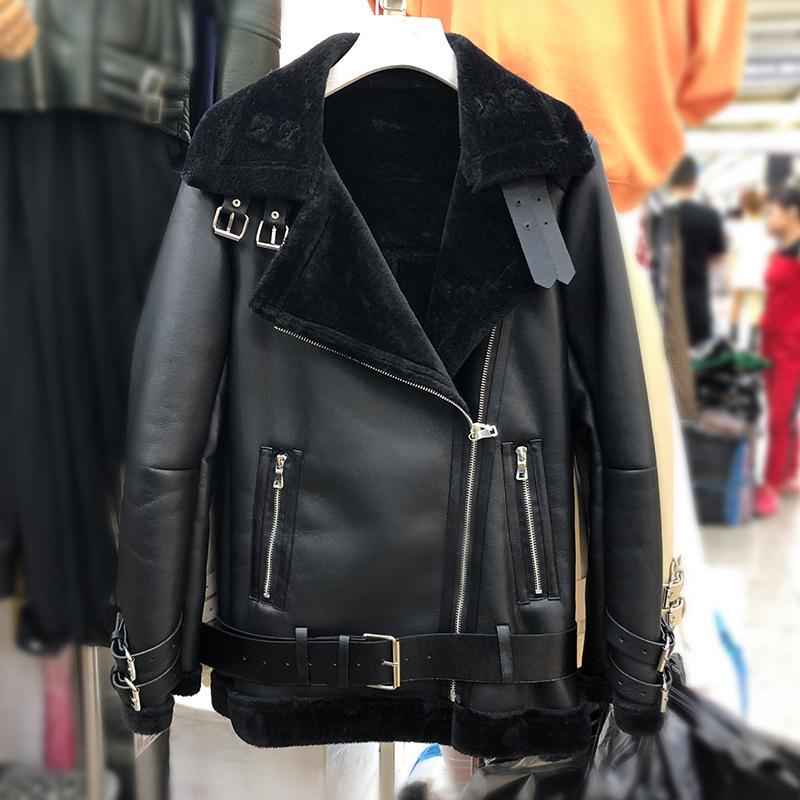 Женская весенне-осенняя и зимняя меховая интегрированная мотоциклетная одежда, свободная теплая утолщенная кожаная куртка, мотоциклетная куртка с поясом