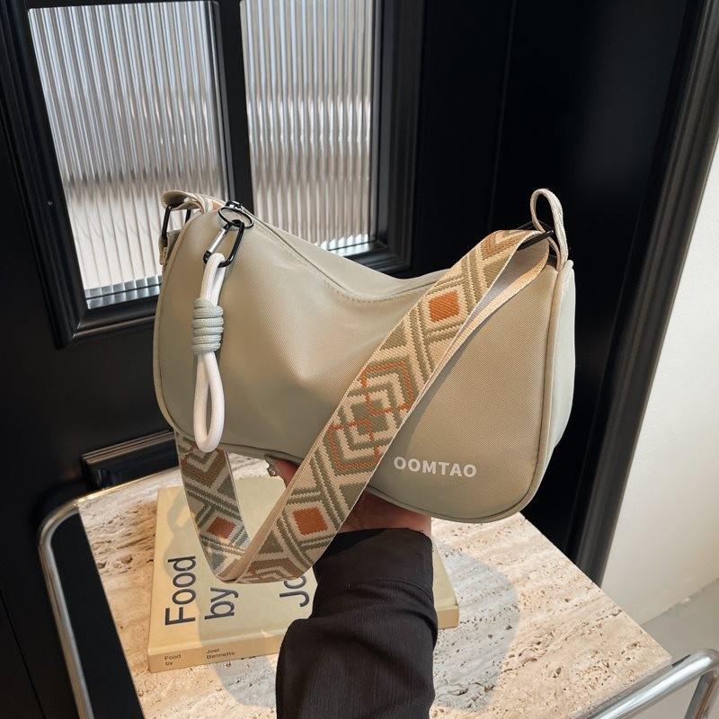 Stylish Casual Nylon Canvas Bag For Women Versatile Summer Crossbody Pillow Bag Green
Stylish Casual Nylon Canvas Bag For Women Versatile Summer Crossbody Pillow Bag Green