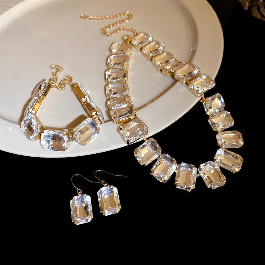 European and American diamond-encrusted square fringed ear hook bracelet necklace light luxury high-end collarbone chain fashionable and simple set
European and American diamond-encrusted square fringed ear hook bracelet necklace light luxury high-end collarbone chain fashionable and simple set
