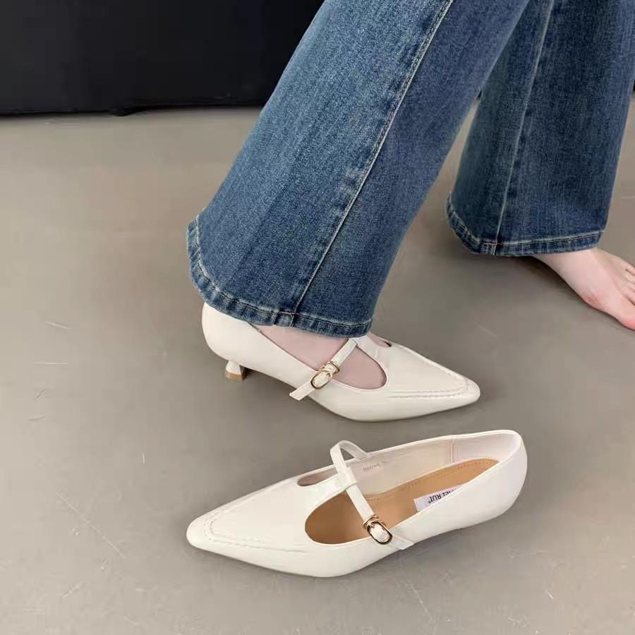 2025 spring and autumn single shoes women s black hollowed pointed tip thin heel shallow mouth Mary Jane shoes niche high heels women 35
2025 spring and autumn single shoes women s black hollowed pointed tip thin heel shallow mouth Mary Jane shoes niche high heels women 35