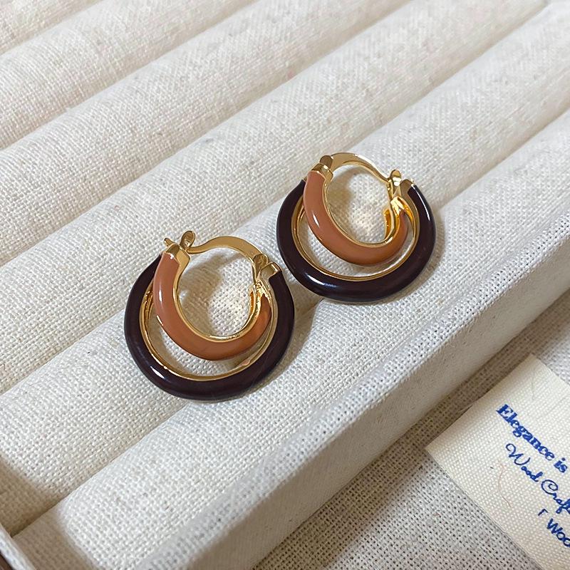 Ретро серьги в гонконгском стиле U-образной формы французский минимализм: Универсальный и элегантный женский аксессуар
Ретро серьги в гонконгском стиле U-образной формы французский минимализм: Универсальный и элегантный женский аксессуар
