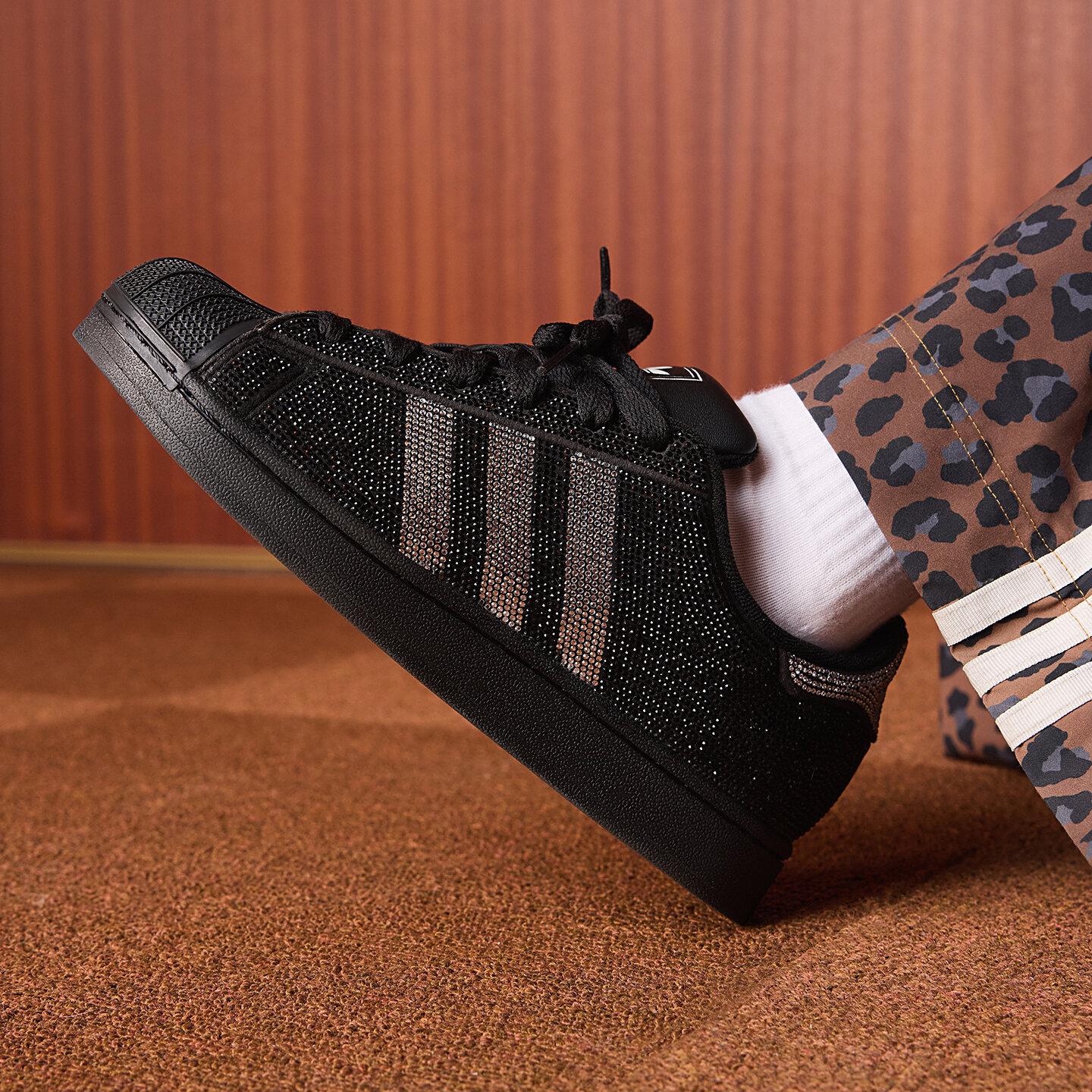 adidas Superstar II Rhinestone Black Silver (Women s) 38.5
adidas Superstar II Rhinestone Black Silver (Women s) 38.5
