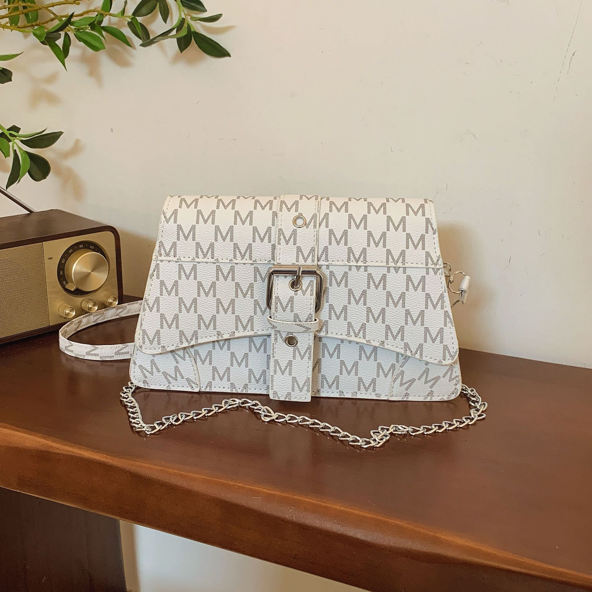Retro women s bag new chain small square bag women s messenger bag shoulder bag чорний
Retro women s bag new chain small square bag women s messenger bag shoulder bag чорний