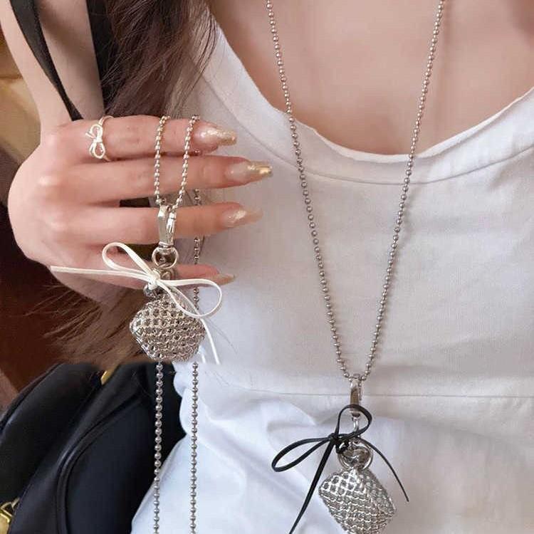 Silver woven bag, bow necklace, personalized design, high-end neck chain, fashion niche, sweet and cool style necklace jewelry for women
Silver woven bag, bow necklace, personalized design, high-end neck chain, fashion niche, sweet and cool style necklace jewelry for women