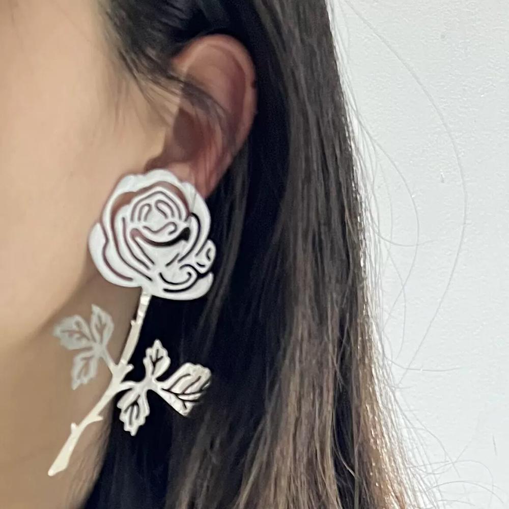 Retro Rose Hollowed-Out Earrings Fashionable Elegant And Romantic Girl s Colored Enamel Earrings a Birthday Gift for a Friend
Retro Rose Hollowed-Out Earrings Fashionable Elegant And Romantic Girl s Colored Enamel Earrings a Birthday Gift for a Friend