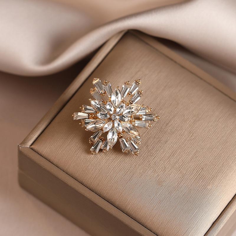 High-end glass light luxury Christmas snowflake brooch small collar clothing jewelry corsage
High-end glass light luxury Christmas snowflake brooch small collar clothing jewelry corsage