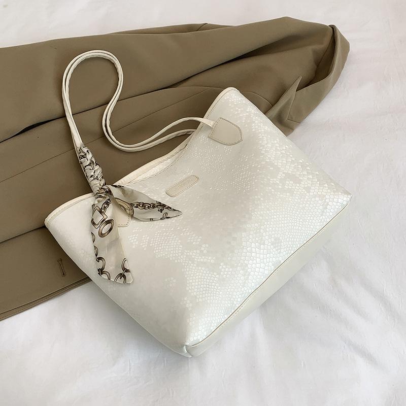 Модная легкая роскошь, нишевый дизайн, чувство, большая вместимость, высокое чувство, повседневный тренд, портативная наплечная сумка-подмышка белый
Модная легкая роскошь, нишевый дизайн, чувство, большая вместимость, высокое чувство, повседневный тренд, портативная наплечная сумка-подмышка белый