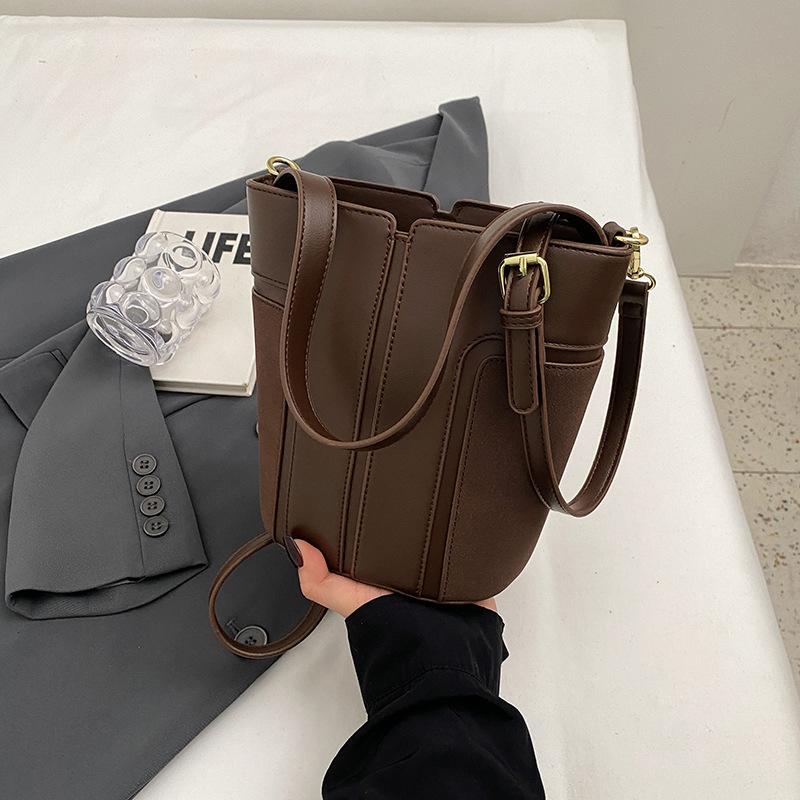 Жіноча сумка Bucket 2024 року, нова модна осінь і зима, елітна універсальна сумочка через плече з нішевим дизайном у стилі ретро
Жіноча сумка Bucket 2024 року, нова модна осінь і зима, елітна універсальна сумочка через плече з нішевим дизайном у стилі ретро