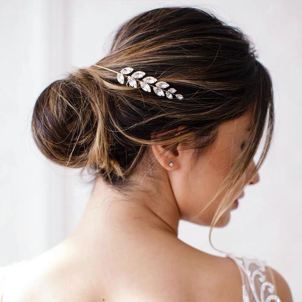 AWAYTR New Metal Rhinestone Leaves Hairband Bride Simple Headband for Women Shiny Rhinestone Hair Band Hoop Hair Accessories
AWAYTR New Metal Rhinestone Leaves Hairband Bride Simple Headband for Women Shiny Rhinestone Hair Band Hoop Hair Accessories