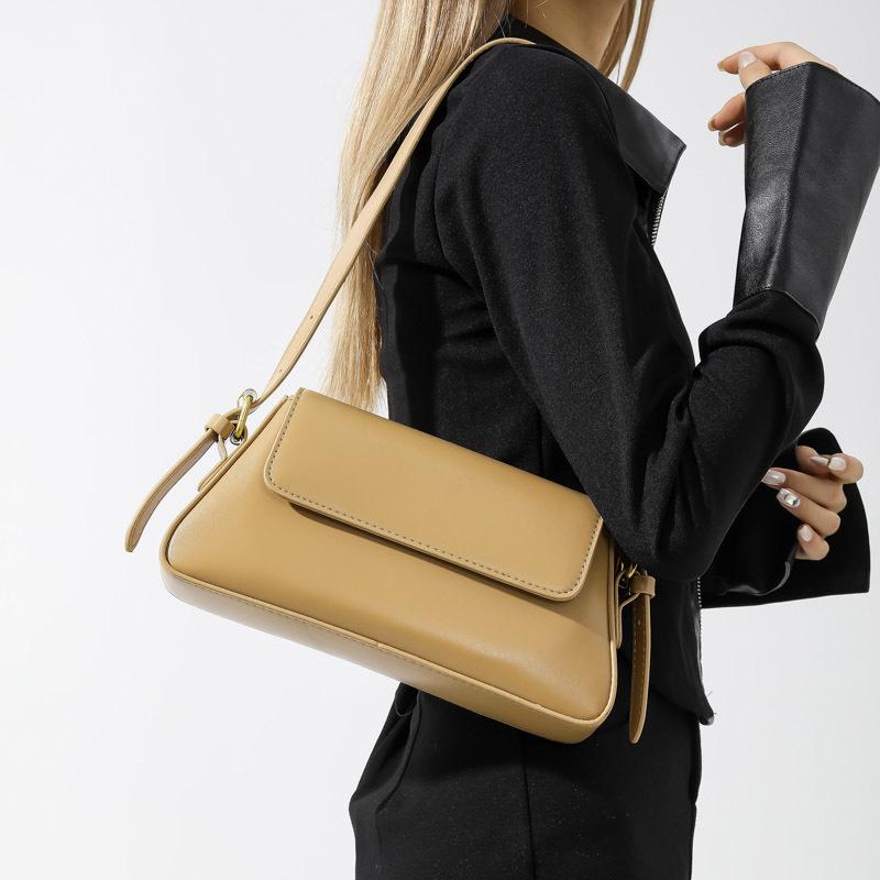 Winter new simple and clear color underarm baguette bag fashionable commuter versatile women s shoulder bag daily 26*5.5*14 червоний
Winter new simple and clear color underarm baguette bag fashionable commuter versatile women s shoulder bag daily 26*5.5*14 червоний