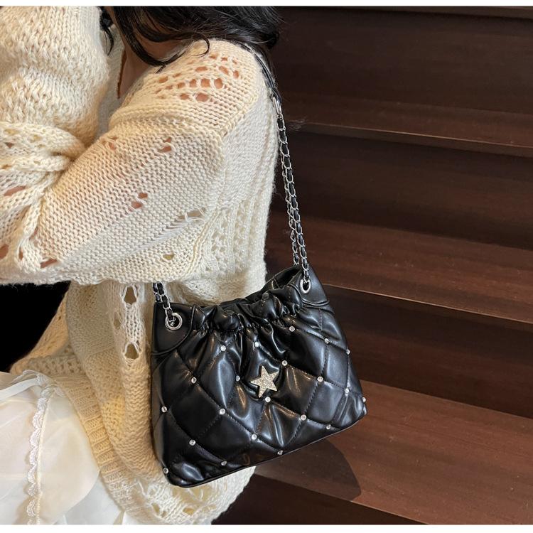 Bag Women s 2025 New Spring and Summer Crossbody Large Capacity Bucket Bag Premium Versatile Rhombus Chain Shoulder Bag 26*9*20 чёрный
Bag Women s 2025 New Spring and Summer Crossbody Large Capacity Bucket Bag Premium Versatile Rhombus Chain Shoulder Bag 26*9*20 чёрный