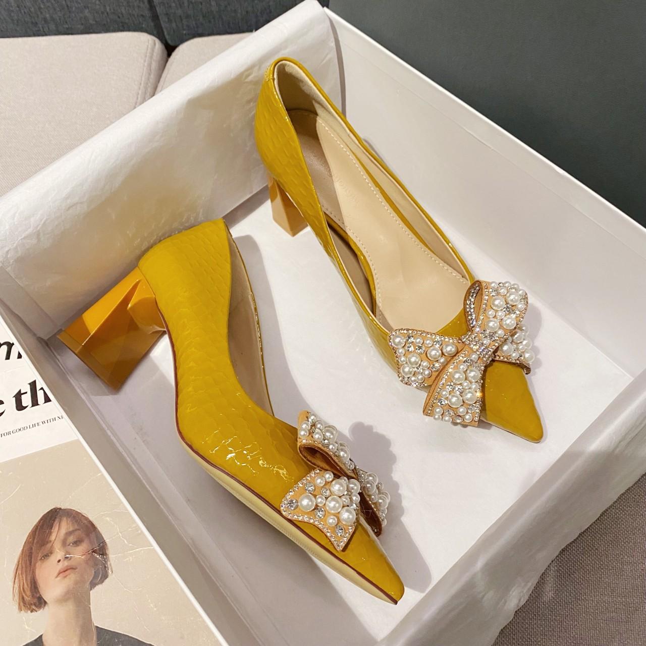 Туфли из лакированной кожи с бантом и жемчугом, средний каблук, женские, весна-осень 2025, новые модные туфли на толстом каблуке 39 жёлтый
Туфли из лакированной кожи с бантом и жемчугом, средний каблук, женские, весна-осень 2025, новые модные туфли на толстом каблуке 39 жёлтый