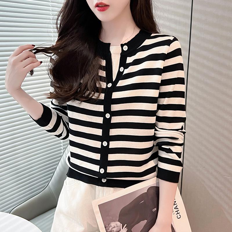 Autumn Latest Fake Two-piece V-neck Striped Sweater Womens Versatile Long-sleeved Pullover Bottoming Blouse XL
Autumn Latest Fake Two-piece V-neck Striped Sweater Womens Versatile Long-sleeved Pullover Bottoming Blouse XL