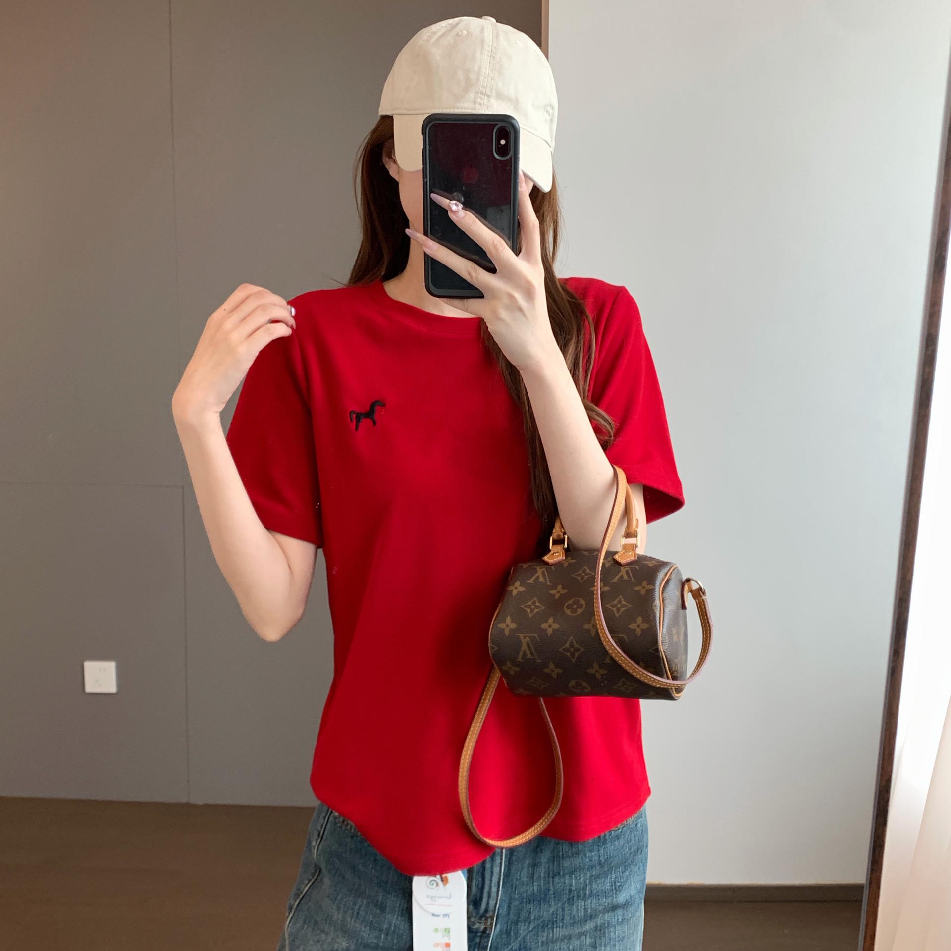 2026 Early Spring Soft Horse Embroidered Slimming T-Shirt - Fluffy, Lightweight, Loose Fit, Round Neck, Short Sleeve One Size красный
2026 Early Spring Soft Horse Embroidered Slimming T-Shirt - Fluffy, Lightweight, Loose Fit, Round Neck, Short Sleeve One Size красный