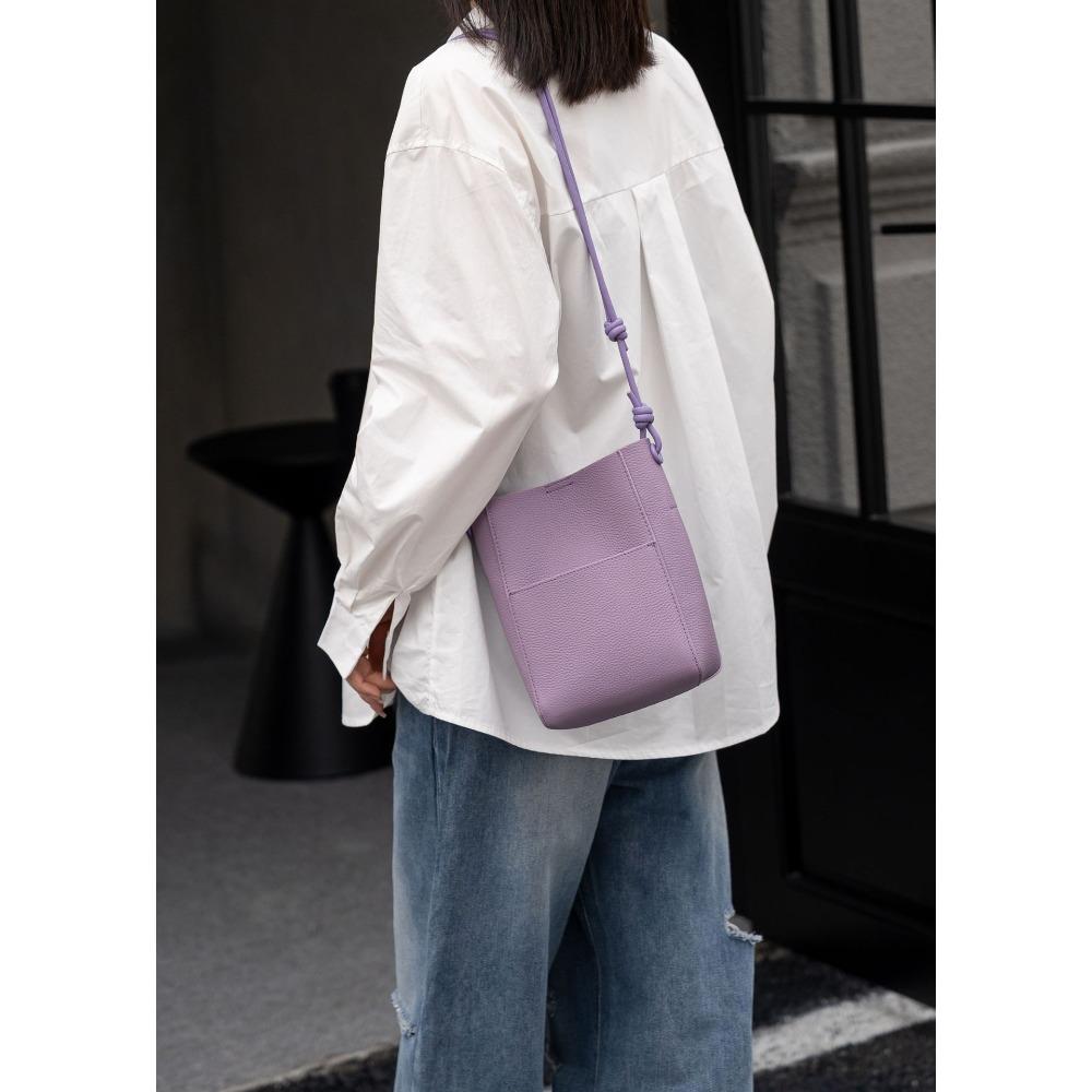 Новая сумка-тоут из коровьей кожи высшего слоя, легкая и простая, для женщин, универсальная сумка-ведро через плечо, регулируемая сумка на плечо с узлом фиолетовый
Новая сумка-тоут из коровьей кожи высшего слоя, легкая и простая, для женщин, универсальная сумка-ведро через плечо, регулируемая сумка на плечо с узлом фиолетовый