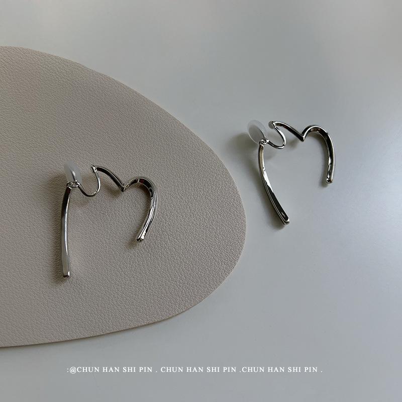 Metal love plain ring earrings niche design ear clips no ear piercings fashion light luxury earrings high-end stud earrings women
Metal love plain ring earrings niche design ear clips no ear piercings fashion light luxury earrings high-end stud earrings women