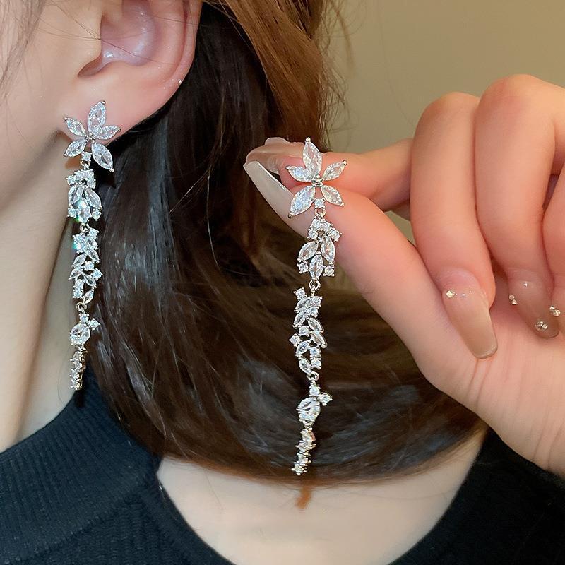 Flower fringed earrings French light luxury high-end earrings niche individual cold wind earrings
Flower fringed earrings French light luxury high-end earrings niche individual cold wind earrings