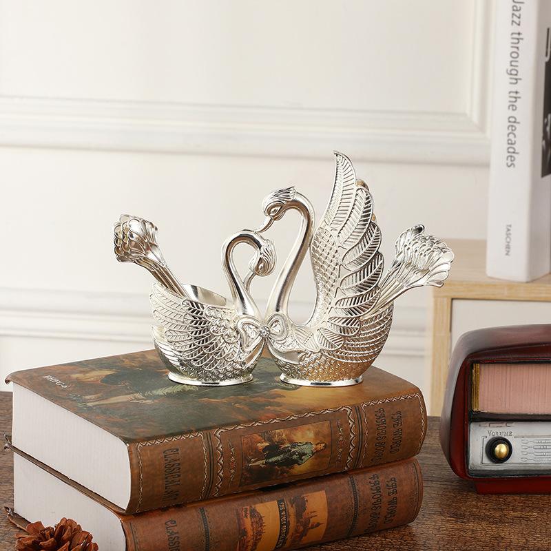 Высококлассный набор золотых лебединых вилок и ложек, ретро металлическая текстура, украшение в виде лебедя, изысканная рельефная посуда
Высококлассный набор золотых лебединых вилок и ложек, ретро металлическая текстура, украшение в виде лебедя, изысканная рельефная посуда