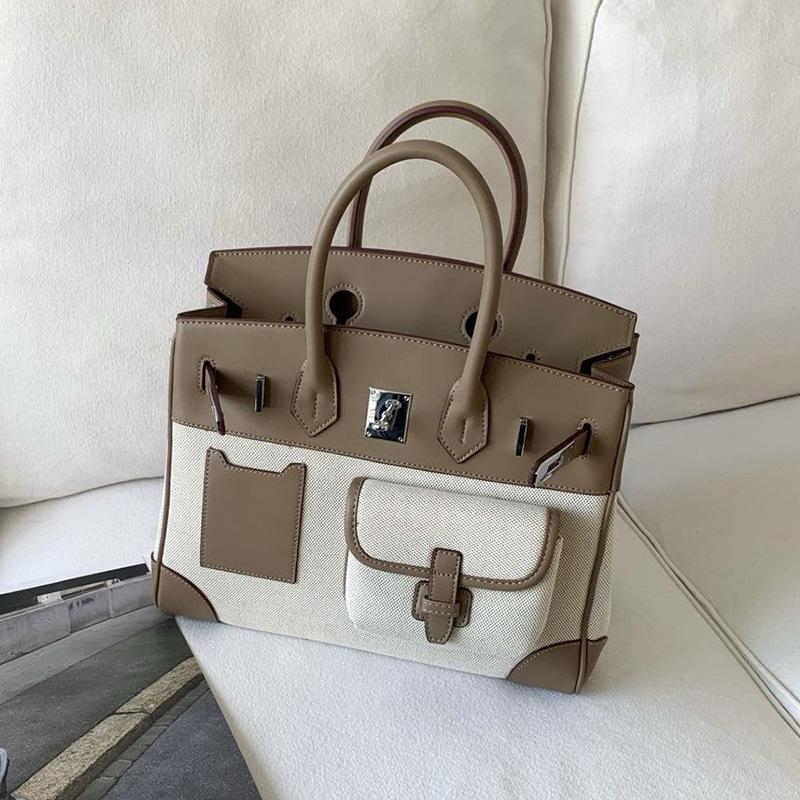 Нова контрастна платинова сумка 2025 року, шкіряна полотняна сумка великої місткості, портативна сумка через плече, модна кишенькова сумка від кутюр
Нова контрастна платинова сумка 2025 року, шкіряна полотняна сумка великої місткості, портативна сумка через плече, модна кишенькова сумка від кутюр