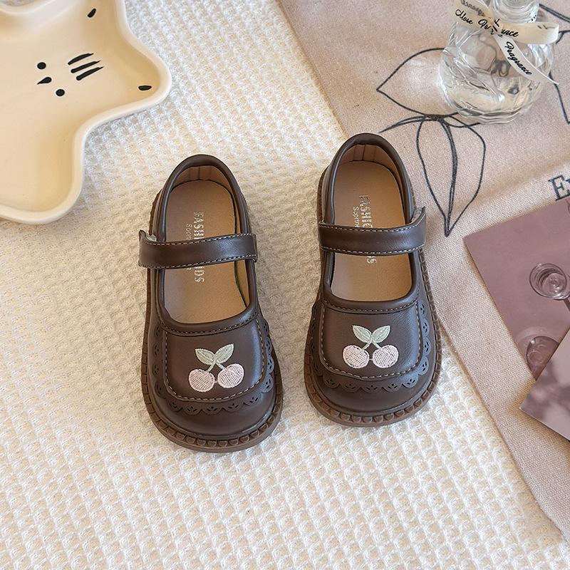 Baby girl embroidered leather shoes, shallow soft-soled loafers, pastoral style princess shoes for girls, new spring shoes 21 коричневый
Baby girl embroidered leather shoes, shallow soft-soled loafers, pastoral style princess shoes for girls, new spring shoes 21 коричневый