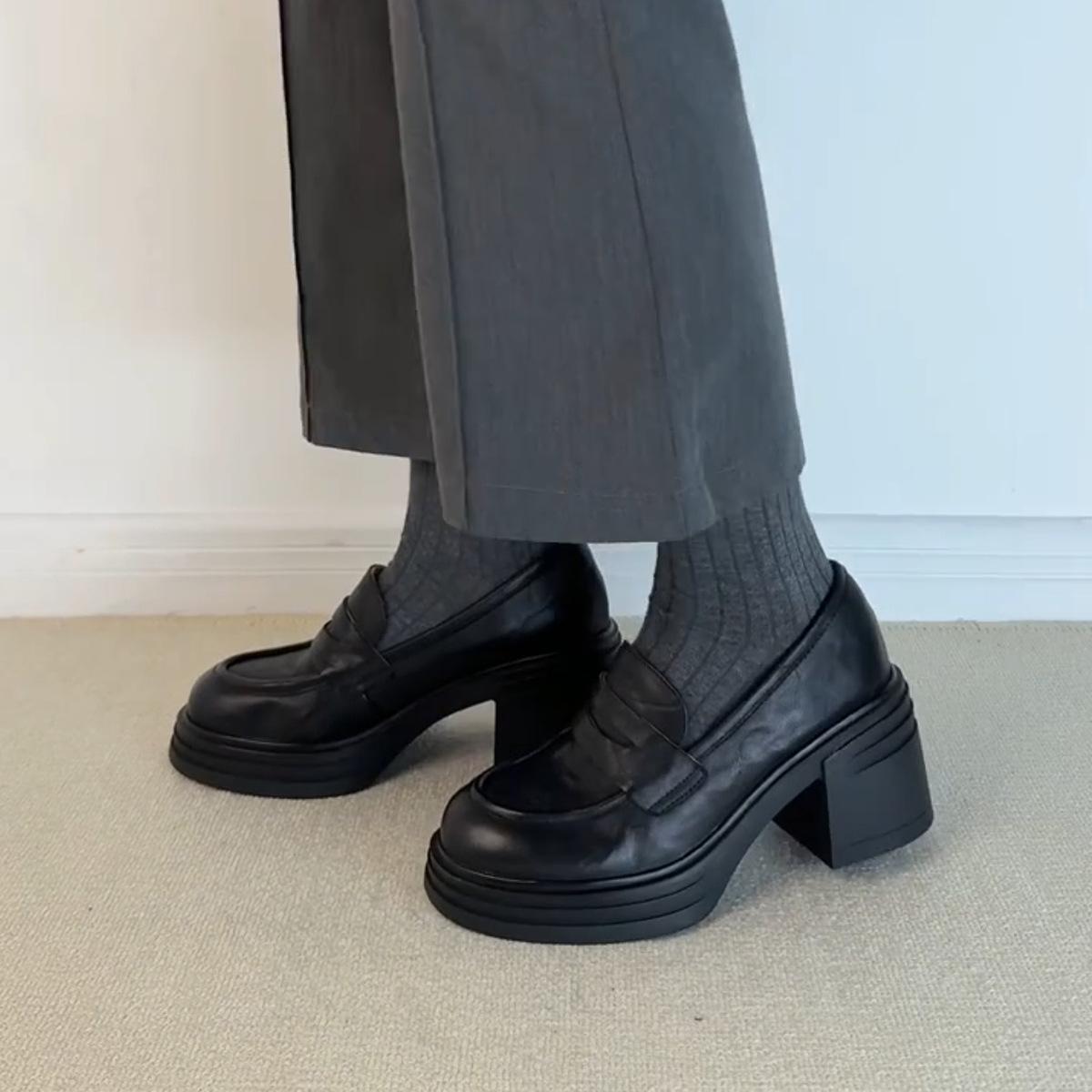 Версия из овчины~ туфли-лоферы на платформе и высоком каблуке с круглым носком для женщин, британские однопедальные повседневные одинарные туфли, универсальные на толстом каблуке, маленькие 40
Версия из овчины~ туфли-лоферы на платформе и высоком каблуке с круглым носком для женщин, британские однопедальные повседневные одинарные туфли, универсальные на толстом каблуке, маленькие 40