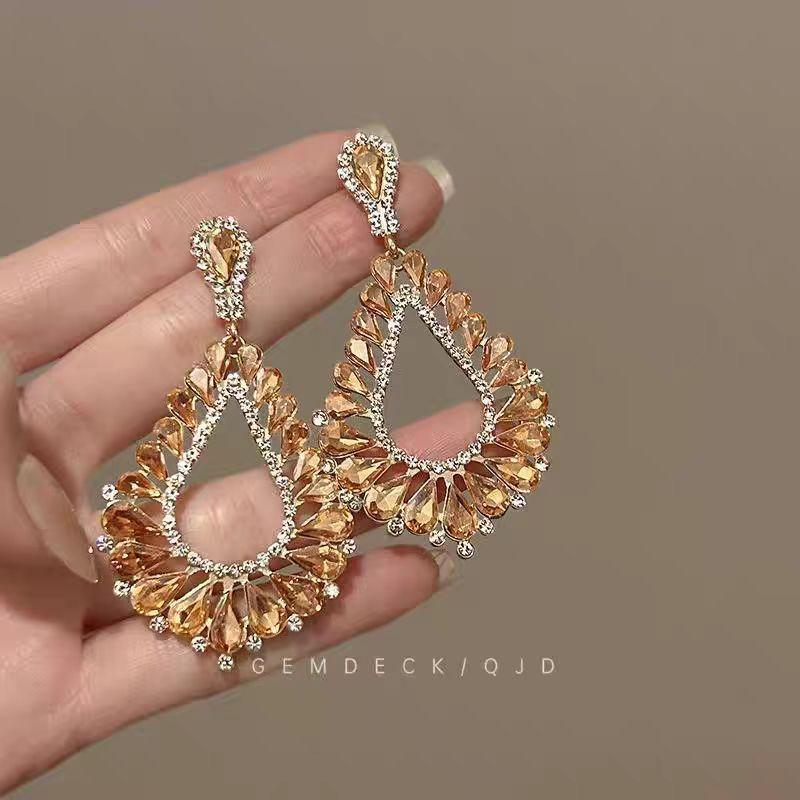 Exquisite Transparent Zircon Hollow Earrings for Women, Light Luxury, Niche, Exaggerated Stud Earrings, Elegant Ear Ornaments
Exquisite Transparent Zircon Hollow Earrings for Women, Light Luxury, Niche, Exaggerated Stud Earrings, Elegant Ear Ornaments