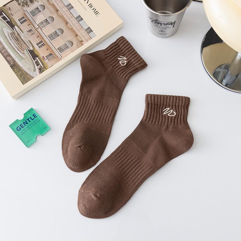 Мужские летние тонкие носки-следки спортивного стиля с трендовой однотонной вышивкой на талии 1 pair кофейный
Мужские летние тонкие носки-следки спортивного стиля с трендовой однотонной вышивкой на талии 1 pair кофейный