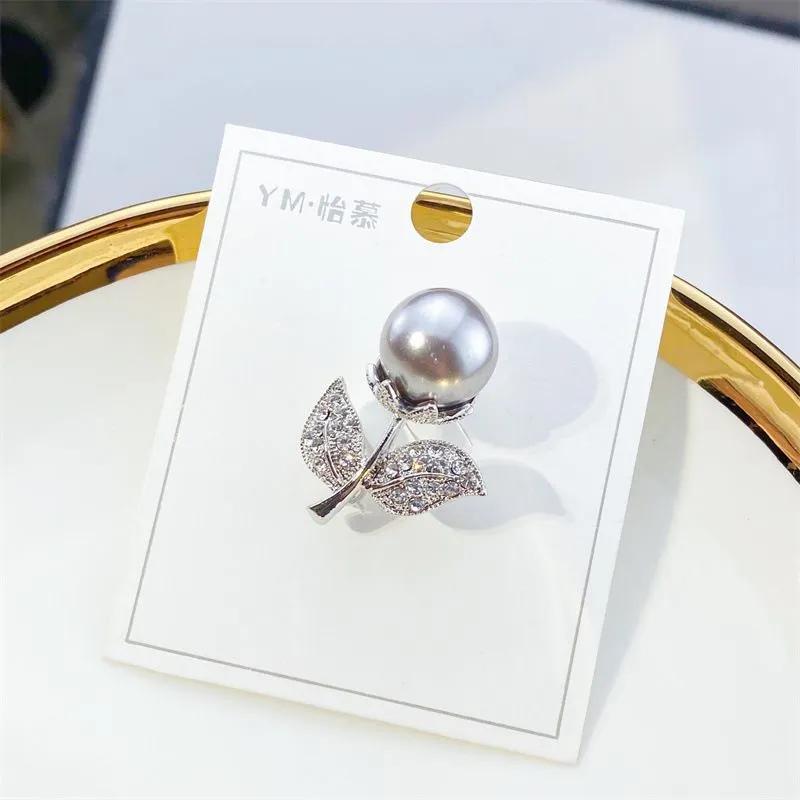 Alloy Color-retaining Floral Pearl Brooch, A Luxurious Brooch For Clothing And Accessories. One Size
Alloy Color-retaining Floral Pearl Brooch, A Luxurious Brooch For Clothing And Accessories. One Size