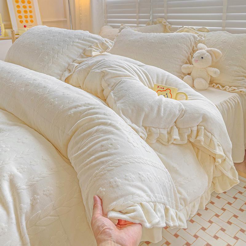 Зимний утолщенный коралловый бархат, двусторонний плюс бархатный пододеяльник в стиле принцессы, антистатическая юбка-кровать, стиль молочного бархата, комплект из четырех предметов 150*200cm three-piece set
Зимний утолщенный коралловый бархат, двусторонний плюс бархатный пододеяльник в стиле принцессы, антистатическая юбка-кровать, стиль молочного бархата, комплект из четырех предметов 150*200cm three-piece set